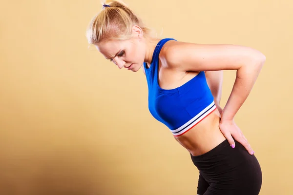 Mujer en forma que sufre de dolor de espalda —  Fotos de Stock