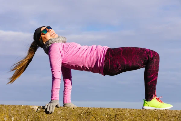 Femme fitness sport fille entraînement en plein air par temps froid — Photo