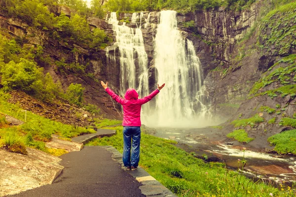 Mujer turística por Skjervsfossen Waterfall - Noruega —  Fotos de Stock