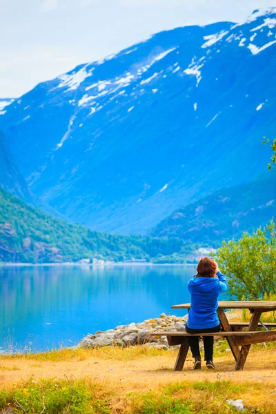 Norveç fiyordunda fotoğraf çeken bir turist — Stok fotoğraf