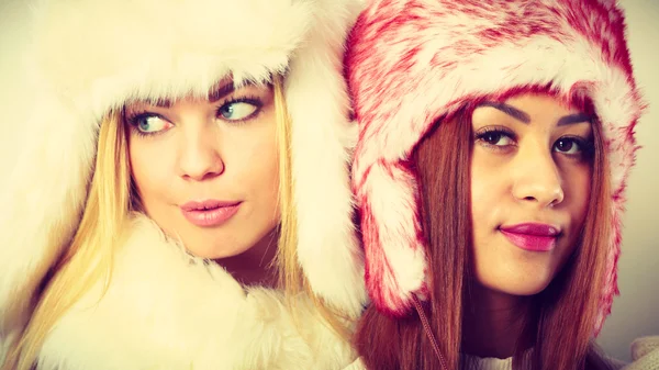 Két lány téli ruhát. — Stock Fotó