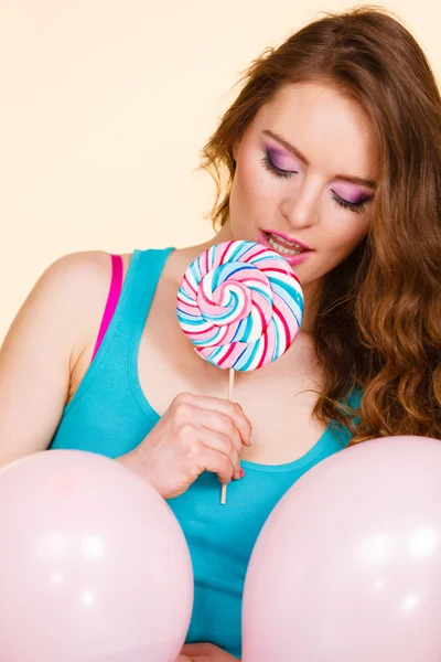 Mulher com balões coloridos e pirulito — Fotografia de Stock