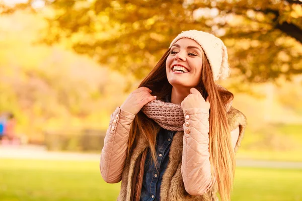 Usmívající se žena relaxační venkovní v podzimní park — Stock fotografie