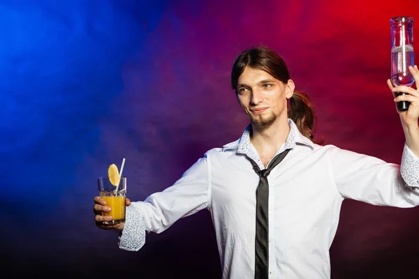 Tapster disfrutando de bebidas alcohólicas . —  Fotos de Stock