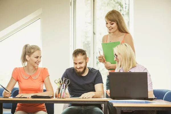 Estudiantes y profesor tutor en el aula —  Fotos de Stock