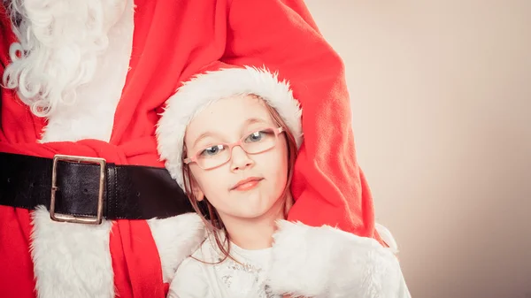 Jultomte med liten flicka. — Stockfoto