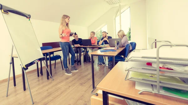 Studenten en leraar in de klas — Stockfoto