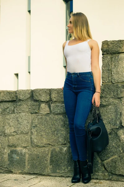 Модная женщина с сумочкой — стоковое фото