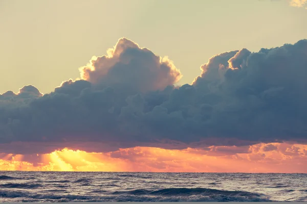 Beatiful sunset with clouds over the Baltic sea — Stock Photo, Image