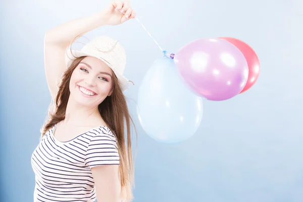 Frau Sommer fröhliches Mädchen mit bunten Luftballons — Stockfoto