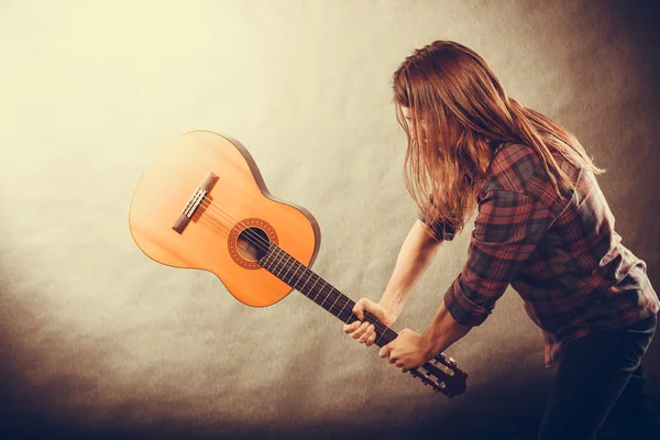 Gitar rock müzisyeni yok eder. — Stok fotoğraf