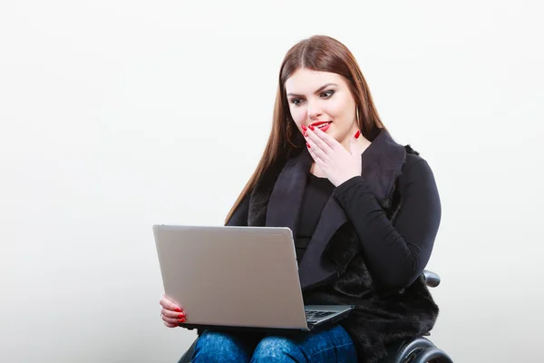 Femme handicapée avec ordinateur portable sur fauteuil roulant. — Photo