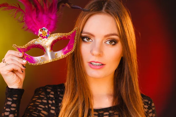 Kvinna håller carnival mask närbild — Stockfoto