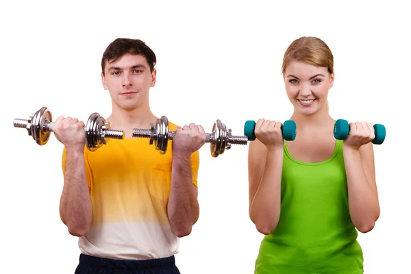 Paar trainiert mit Hanteln, die Gewichte heben — Stockfoto