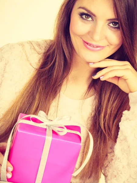 Preciosa mujer con rosa rosa caja regalo —  Fotos de Stock