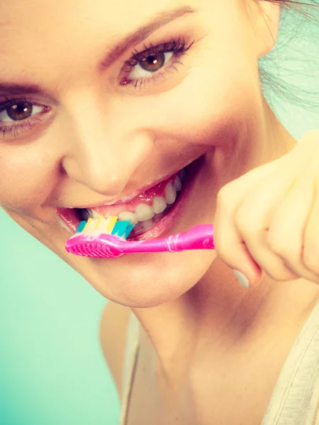 Donna spazzolatura pulizia dei denti — Foto Stock