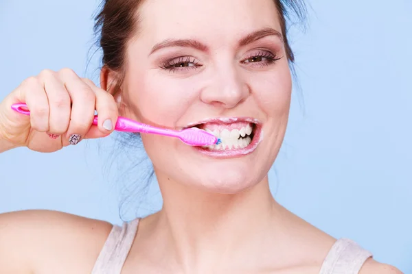 Mujer cepillándose los dientes —  Fotos de Stock