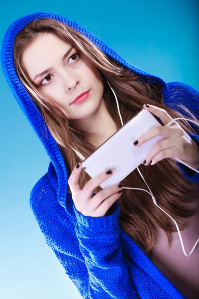 Junge Frau mit Smartphone hört Musik — Stockfoto