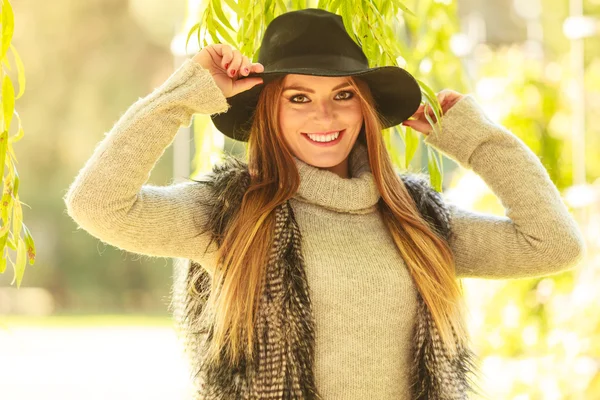 Porträt einer schönen Frau im Freien — Stockfoto