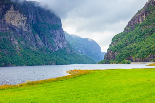 Bewölkte regnerische Berge und Fjord in Norwegen, — Stockfoto