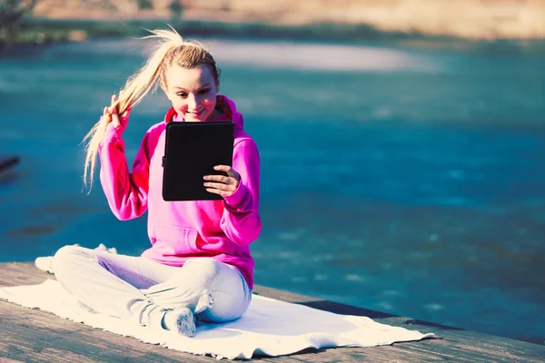 Girl working outside in park. — Stock Photo, Image