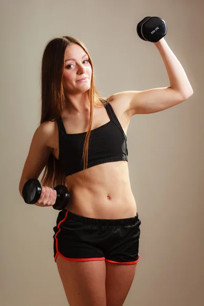 Mujer en forma haciendo ejercicio con pesas. — Foto de Stock