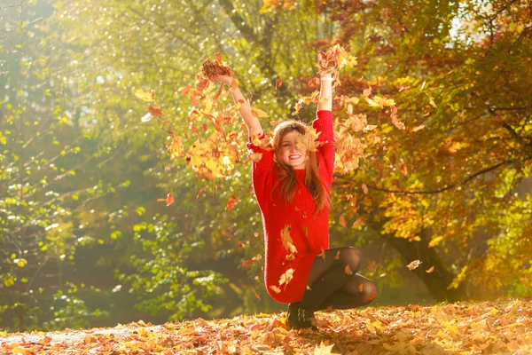 遊び心のある女性が屋外で遊んでの葉します。. — ストック写真