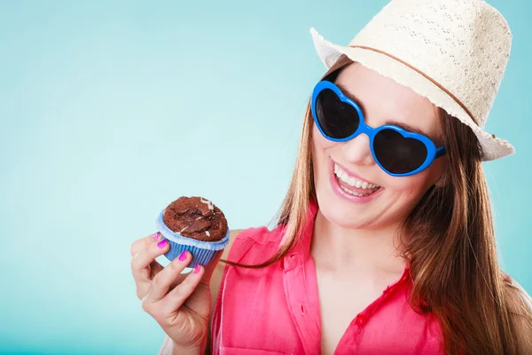 Sorridente donna estiva tiene la torta in mano — Foto Stock