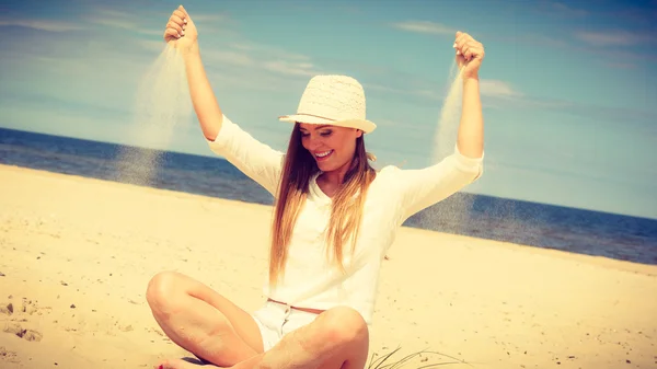 Gelukkige vrouw op zomer-strand. — Stockfoto