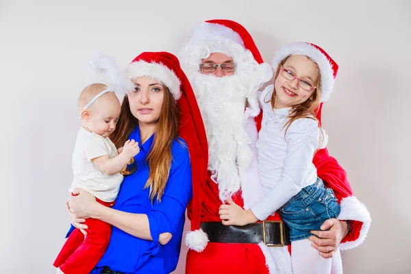 Familia feliz junto con Santa Claus . —  Fotos de Stock