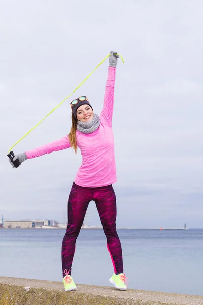 Femme s'entraînant en plein air avec corde à sauter par temps froid — Photo