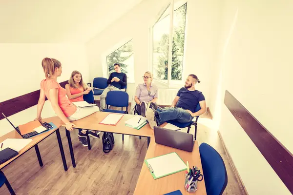 Studenten in de klas tijdens de pauze — Stockfoto