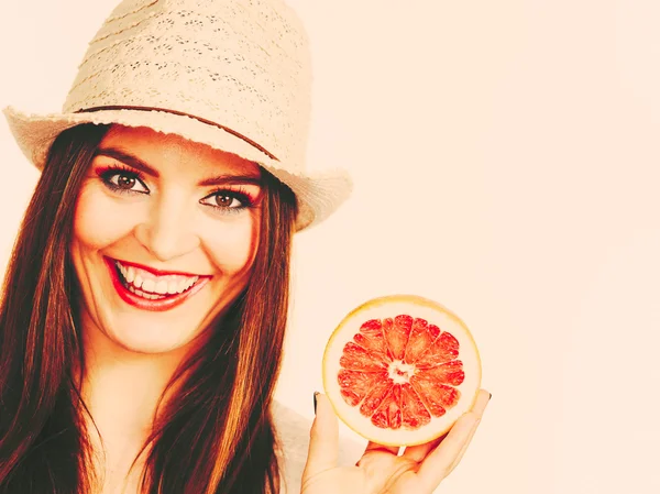 Woman holding half of grapefruit citrus fruit in hand — Stock Photo, Image