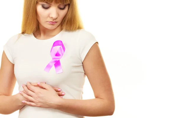 Femme fille triste avec ruban rose cancer sur la poitrine — Photo