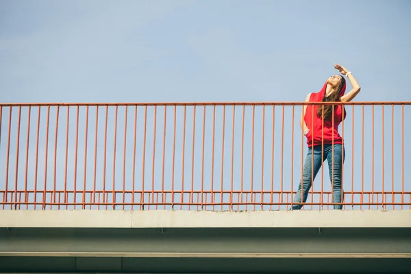 Девушка на мосту в городе . — стоковое фото