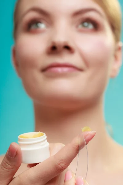 Mulher aplicando bálsamo para lábios — Fotografia de Stock