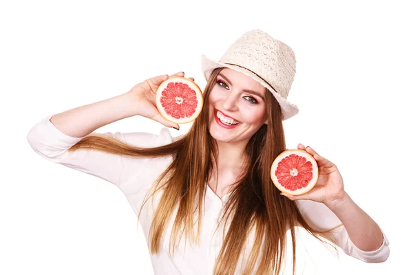 Mulher segura duas metades de frutas cítricas de toranja nas mãos — Fotografia de Stock