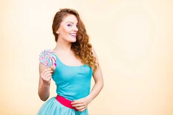 Donna ragazza gioiosa con caramelle lecca-lecca — Foto Stock