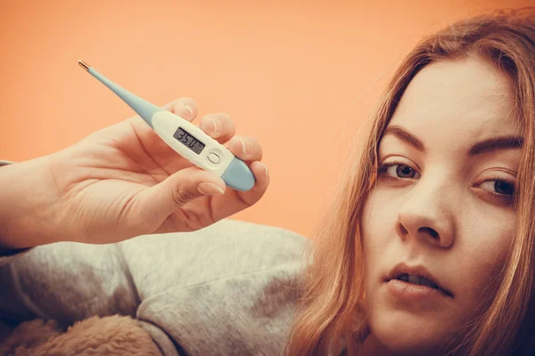 Chory chory kobieta z Termometr cyfrowy. — Zdjęcie stockowe