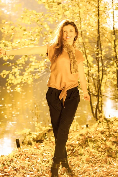 Mädchen geht in der Nähe des Flusses spazieren — Stockfoto