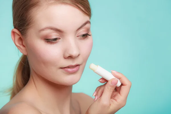 Kvinnan använda balsam för läpparna — Stockfoto