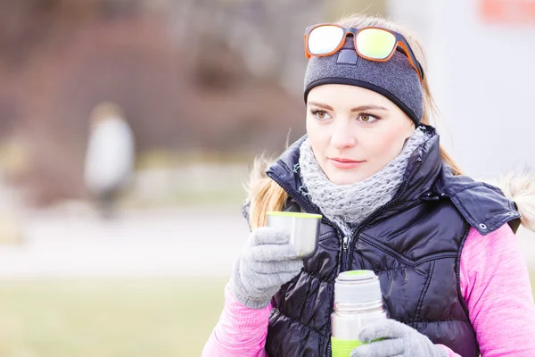 Caminante mujer calentando beber té en día frío —  Fotos de Stock