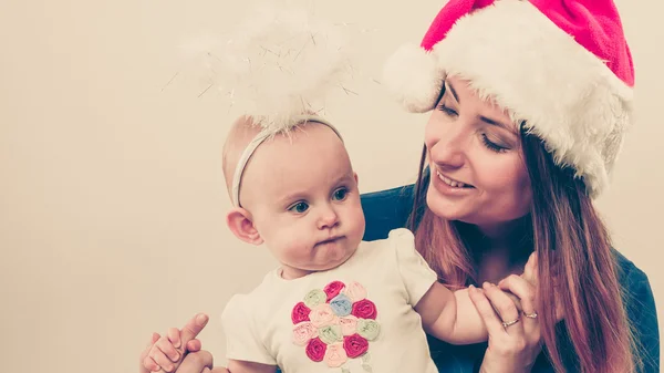 Weihnachtsfrau mit süßem Baby. — Stockfoto