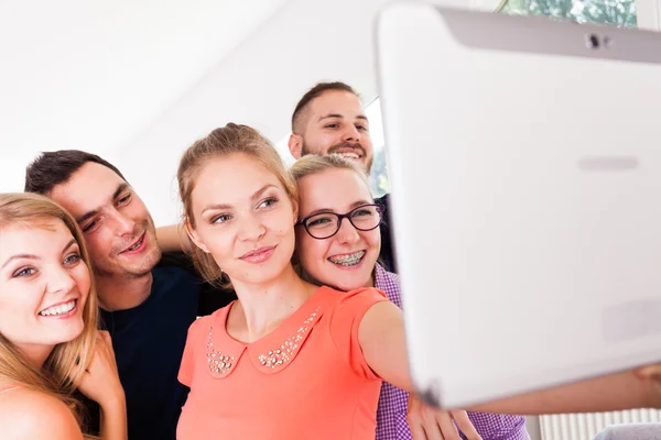 Friends students taking self photo with tablet — Stock Photo, Image