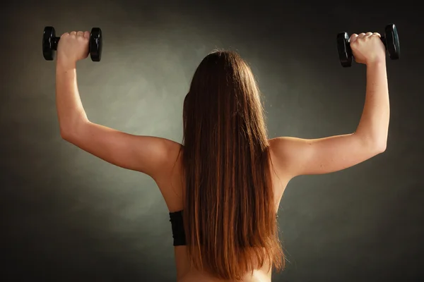 Fit vrouw oefenen met halters. — Stockfoto