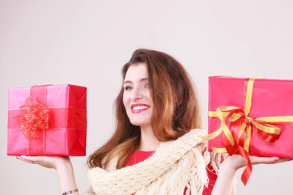 Mujer sosteniendo dos regalos . — Foto de Stock