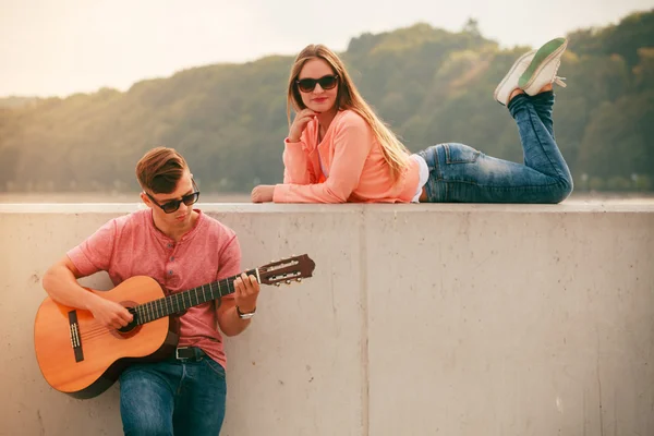 Gelukkige paar met gitaar buiten — Stockfoto