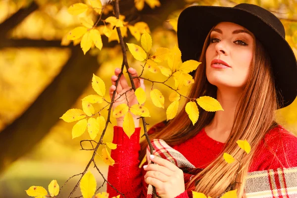 Donna in piedi accanto all'albero . — Foto Stock