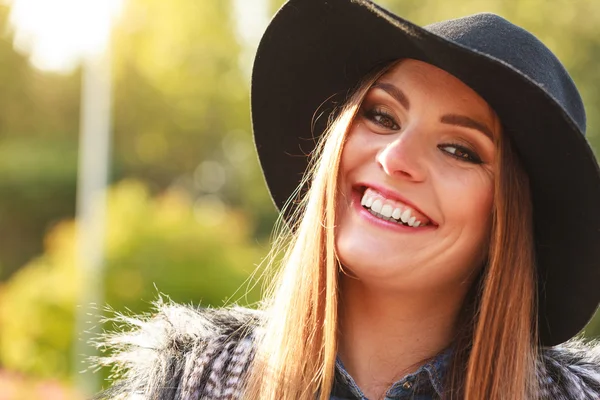 Fröhliche Frau, die Spaß im Freien hat — Stockfoto