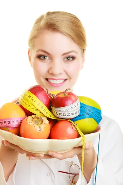 Frau mit Obst Ernährungsberaterin empfiehlt gesunde Ernährung. — Stockfoto